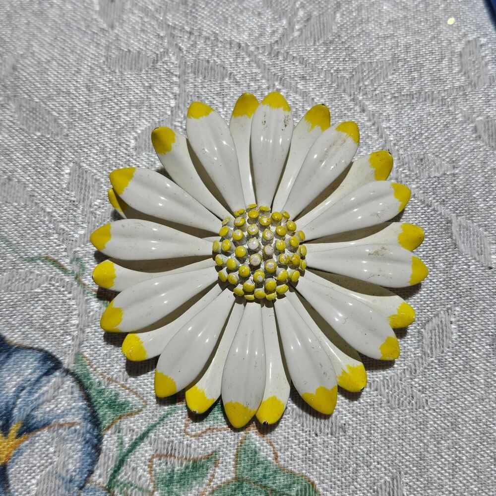 vintage boho cottagecore white yellow daisy brooch